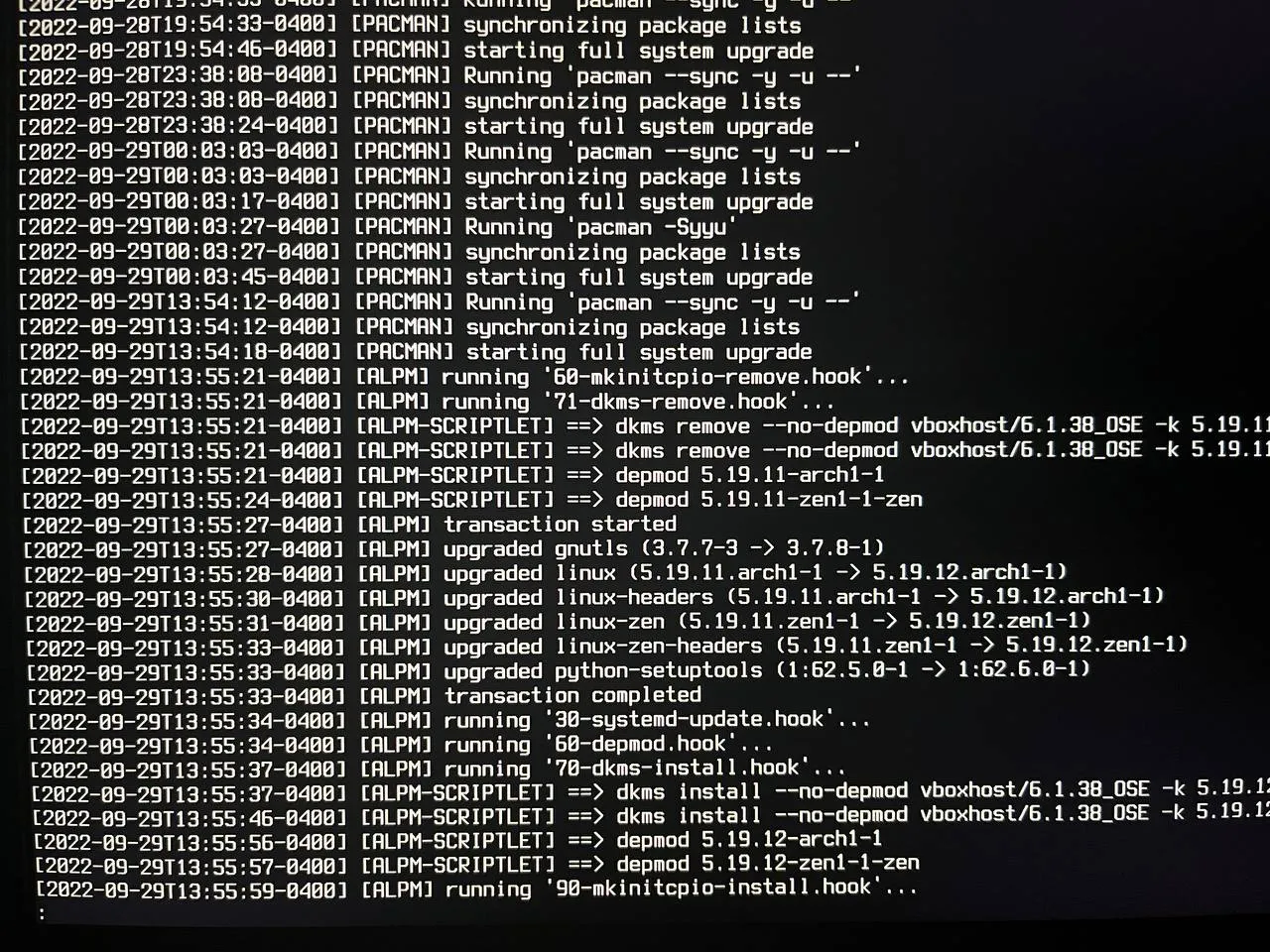 Pacman log showing kernel update to 5.19.12